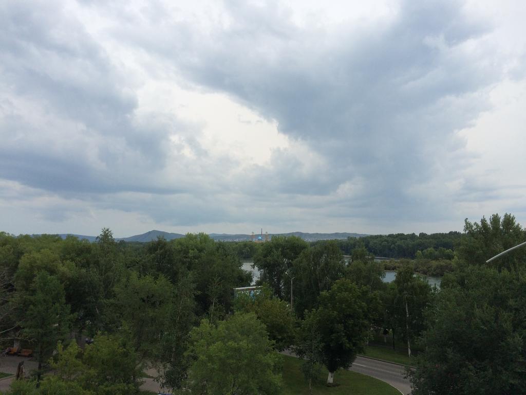 Apartlux On Slavskogo 26 View River Öskemen Bagian luar foto